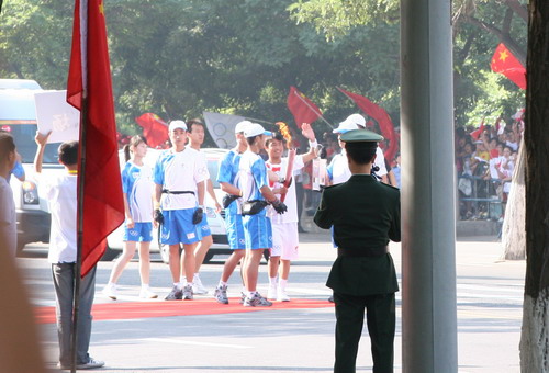 圣火傳遞激情 祥云點燃夢想——我校師生參加迎接“奧運圣火傳遞”之二